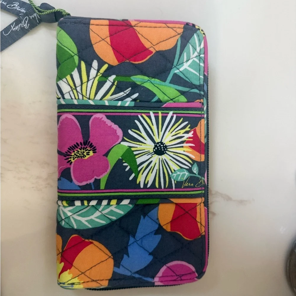 Vera Bradley Quilted Floral Zip Wallet in retired pattern Jazzy Blooms NWOT - Picture 1 of 7